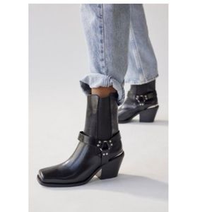 Lola Square Toe boot